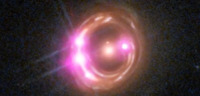 Imagine capturată a quasarului RX J1131, evidențiind lentila gravitațională care distorsionează lumina provenită de la o galaxie din spate.